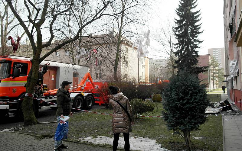 Situace ve starší části ostravského sídliště Hrabůvka po ranním výbuchu v jednom z bytů v Provaznické ulici ve středu po poledni.