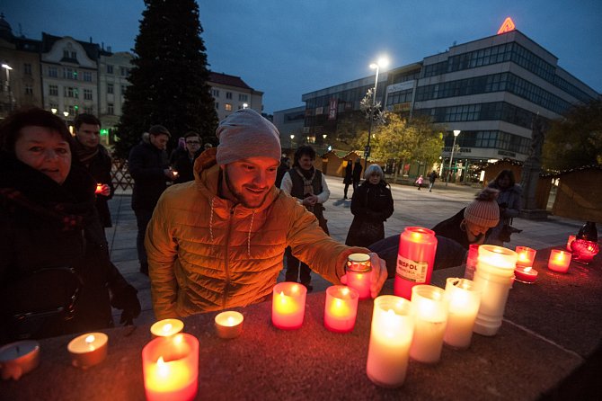 Připomenutí 17. listopadu na Masarykově náměstí v Ostravě. 