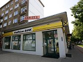 Neznámý muž kolem poledne vstoupil do pobočky Raiffeisenbank v Opavské ulici a po obsluze požadoval vydání peněz.