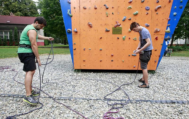 Pokud někdo chce začít s boulderingem, měl by přijít do našeho centra Družba v Žilinské ulici ještě dřív, než se bez jištění vydá do volné přírody, radí provozovatel lezeckého centra v Ostravě-Porubě.