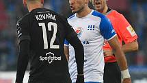 Fotbalisté Baníku ostrava (v bílém) proti Bohemians Praha