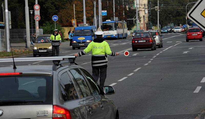 Ve středu na křižovatce ulic Nádražní a Mariánskohorské, u bývalého kina Svoboda v Ostravě-Přívoze, zhasly zhruba na měsíc semafory a místo nich nastoupili dopravní policisté. 