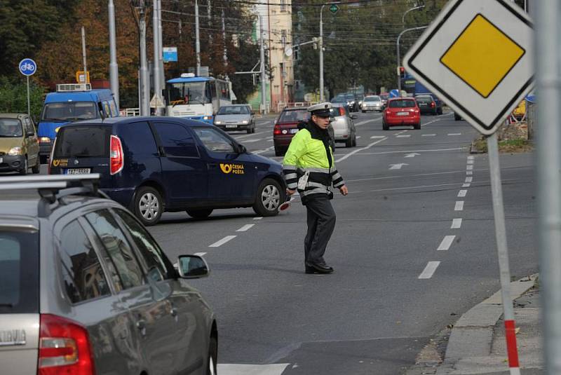 Ve středu na křižovatce ulic Nádražní a Mariánskohorské, u bývalého kina Svoboda v Ostravě-Přívoze, zhasly zhruba na měsíc semafory a místo nich nastoupili dopravní policisté. 