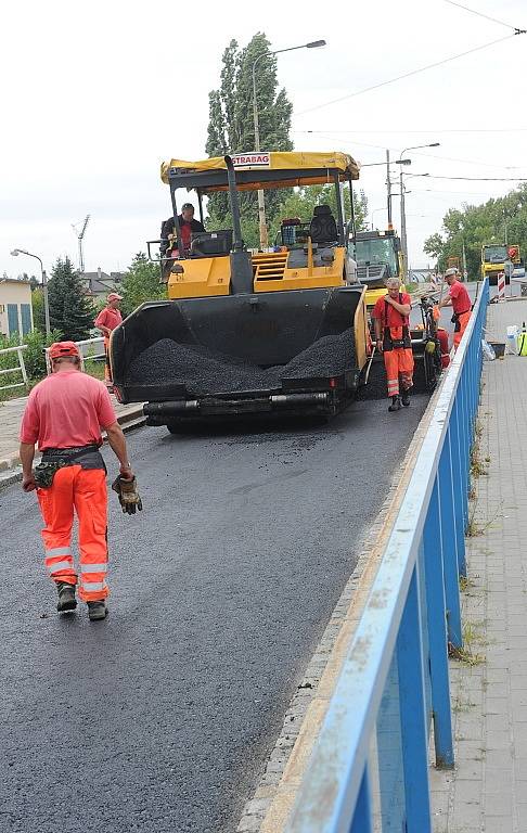 Závodní ulice v úseku u vítkovického nádraží bude až do poloviny října kompletně uzavřena.