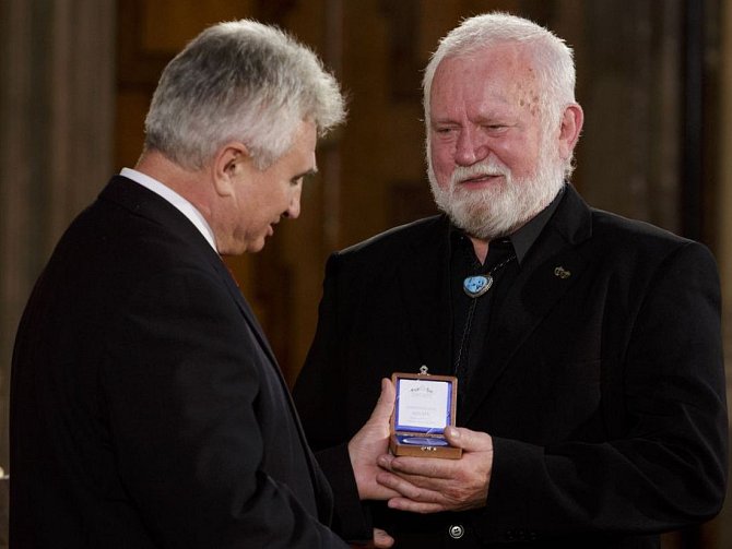 Nejslavnější český mořeplavec Richard Konkolski (vpravo) při přebírání stříbrné pamětní medaile ke Dni české státnosti.