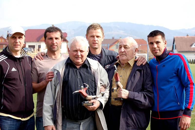 Jubilantům z Vigantic poblahopřáli také Radim Kučera (třetí zprava) a Milan Baroš (zcela vpravo). 4. 4. 2011.