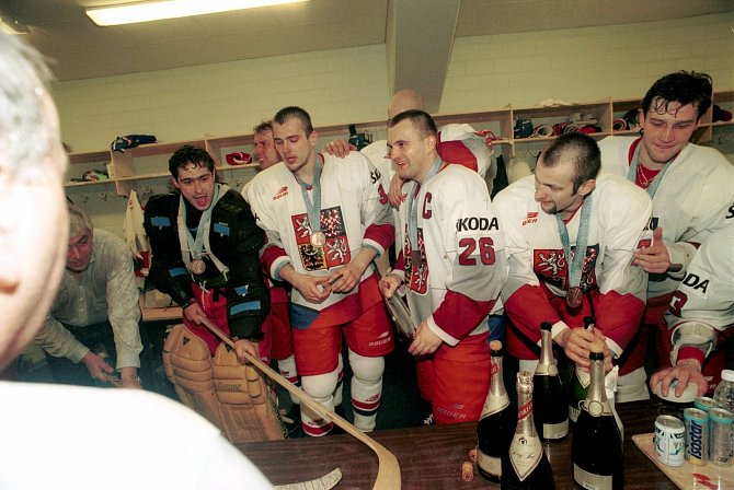 Oslava v kabině. Čeští hokejisté se radují z vítězství národního týmu, druhý zprava útočník Vladimír Vůjtek. Foto: archiv