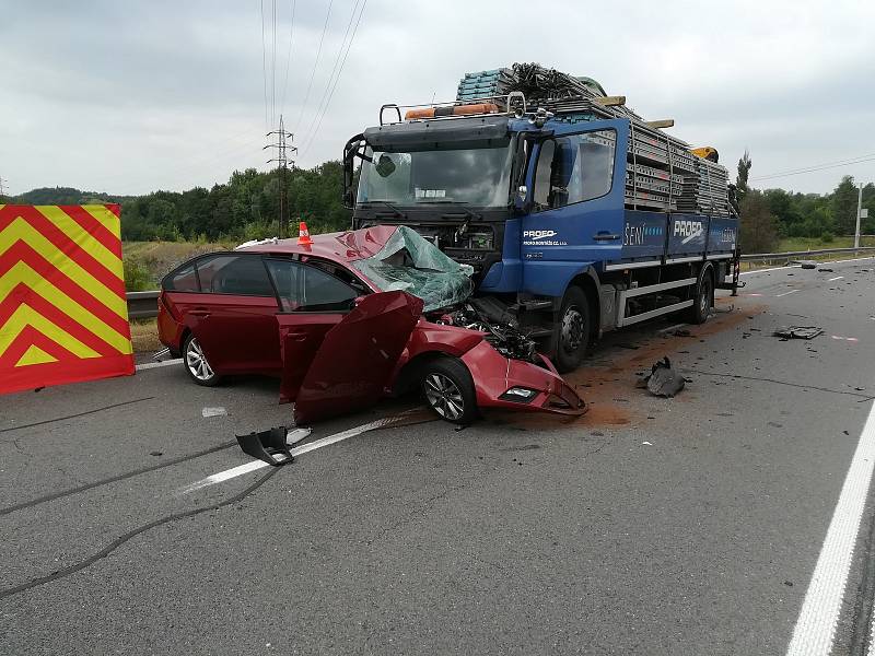 Nehoda na silnici z Orlové do Karviné, kde se srazila tři osobní auta a jedno nákladní. Jedna žena zemřela, pět dalších účastníků nehody bylo zraněno.