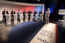 Snímek z televizní debaty politických lídrů Moravskoslezského kraje.