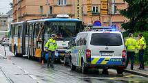 Nehoda autobusu s tramvaji ve Vítkovicích.
