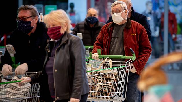 Senioři při nákupech v supermarketu Globus v Ostravě.