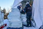 Příprava ledových soch na Pustevnách, leden 2022.