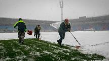 Středa 19. dubna 2017 v Ostravě. Odklízení sněhu z hrací plochy na stadionu ve Vítkovicích.