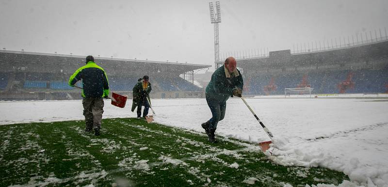 Středa 19. dubna 2017 v Ostravě. Odklízení sněhu z hrací plochy na stadionu ve Vítkovicích.