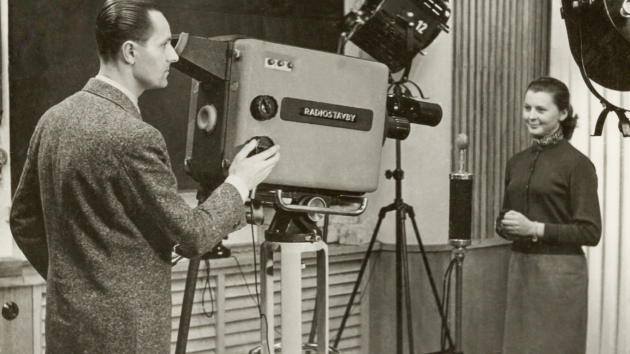 Kamrlík o rozloze 45 m². V něm jedna kamera, filmový snímač, mikrofon a světla, která studio během okamžiku rozžhavila do závratně vysokých teplot. Poprvé se z televizní stanice Ostrava vysílalo na Silvestra roku 1955.