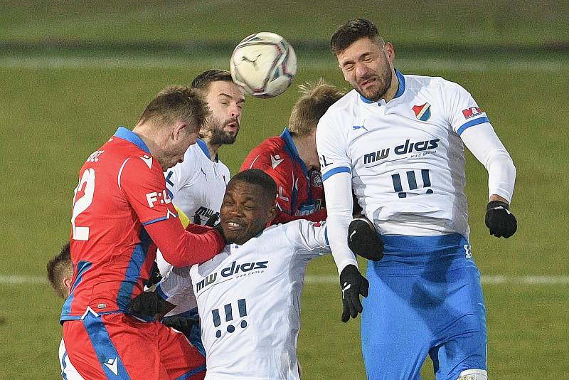 Hlavičkový souboj, v němž se potkali i dva stopeři - plzeňský Jakub Brabec a ostravský Patrizio Stronati. Foto: fcv