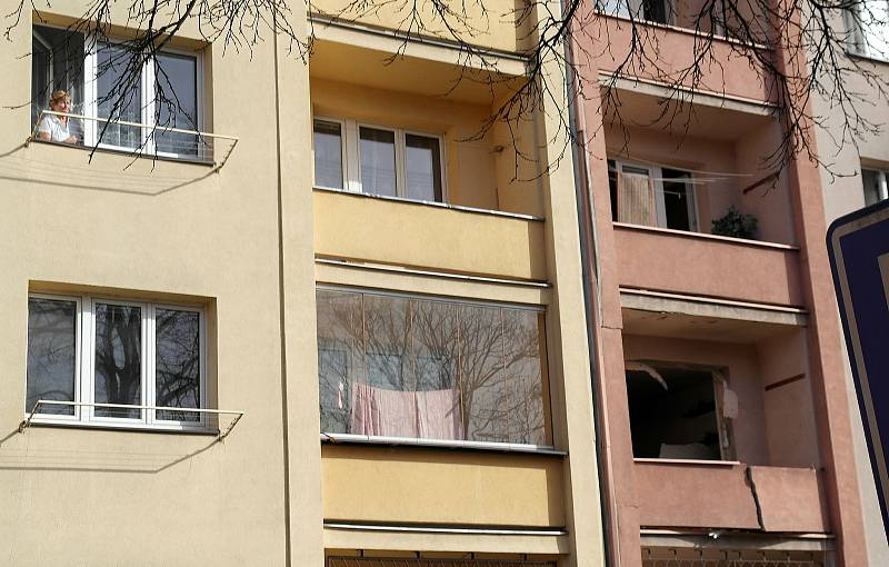 Situace ve starší části ostravského sídliště Hrabůvka po ranním výbuchu v jednom z bytů v Provaznické ulici ve středu po poledni.