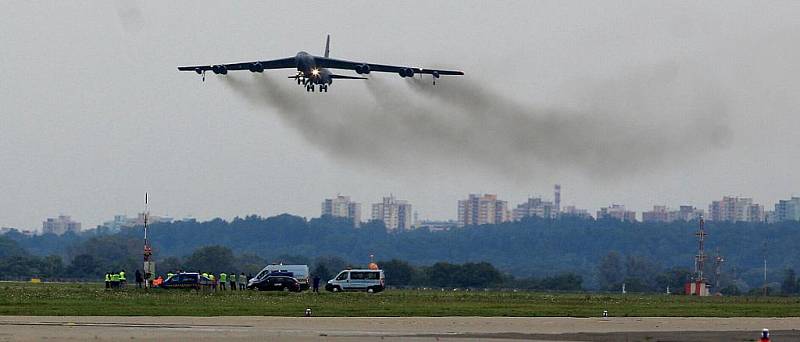 Na přistávací plochu Letiště Leoše Janáčka Ostrava ve středu odpoledne dosedl strategický bombardovací letoun dlouhého doletu B-52.