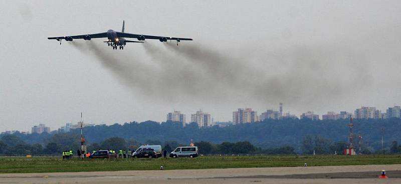 Na přistávací plochu Letiště Leoše Janáčka Ostrava ve středu odpoledne dosedl strategický bombardovací letoun dlouhého doletu B-52.