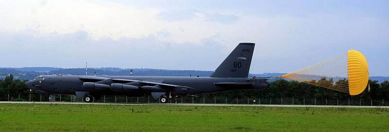 Na přistávací plochu Letiště Leoše Janáčka Ostrava ve středu odpoledne dosedl strategický bombardovací letoun dlouhého doletu B-52.