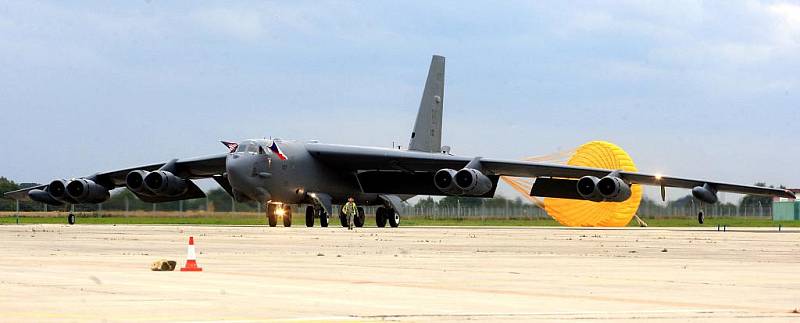 Na přistávací plochu Letiště Leoše Janáčka Ostrava ve středu odpoledne dosedl strategický bombardovací letoun dlouhého doletu B-52.