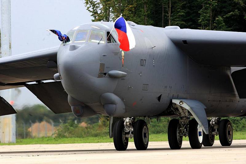 Na přistávací plochu Letiště Leoše Janáčka Ostrava ve středu odpoledne dosedl strategický bombardovací letoun dlouhého doletu B-52.