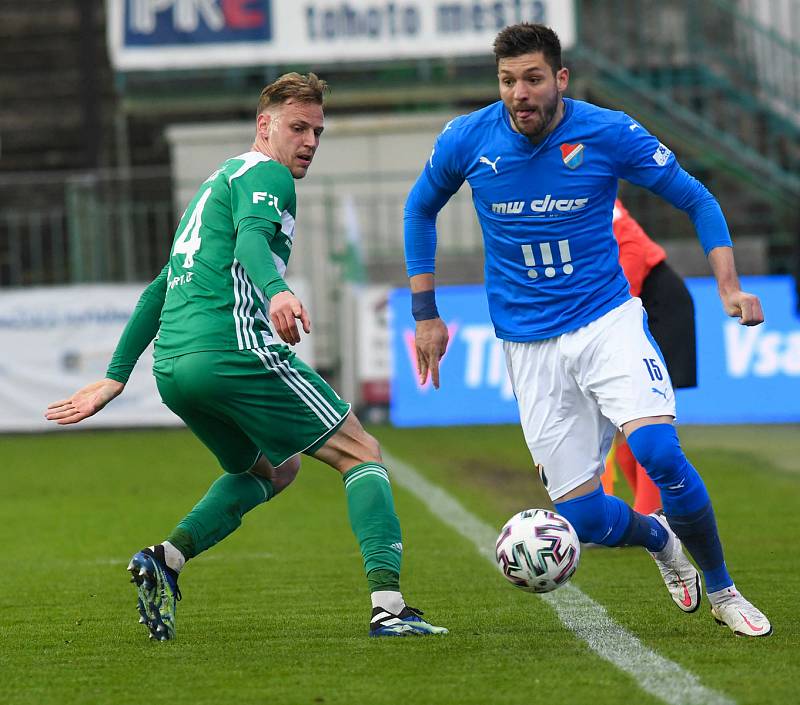 Fotbalisté Baníku Ostrava (v modrém) remizovali v sobotním utkání 27. ligového kola na hřišti Bohemians 1:1.