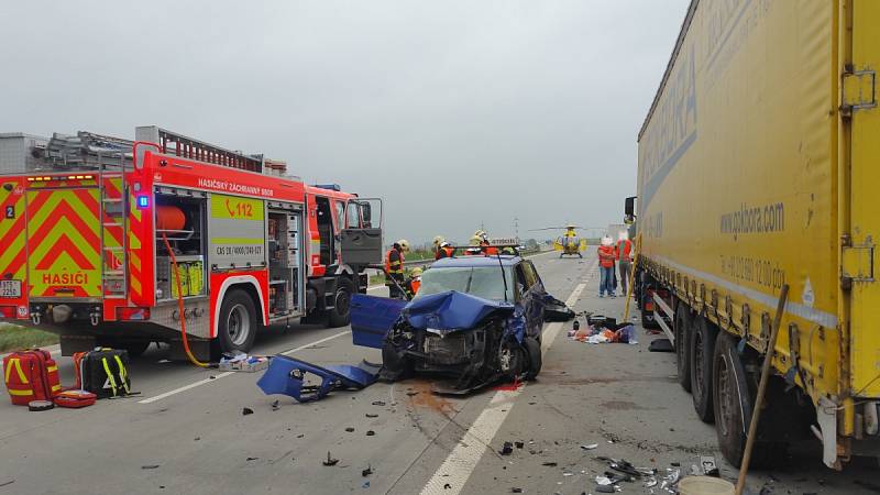 Na dálnici D1 na Novojičínsku v úterý odpoledne havaroval vůz autoškoly. Srazil se s kamionem. 