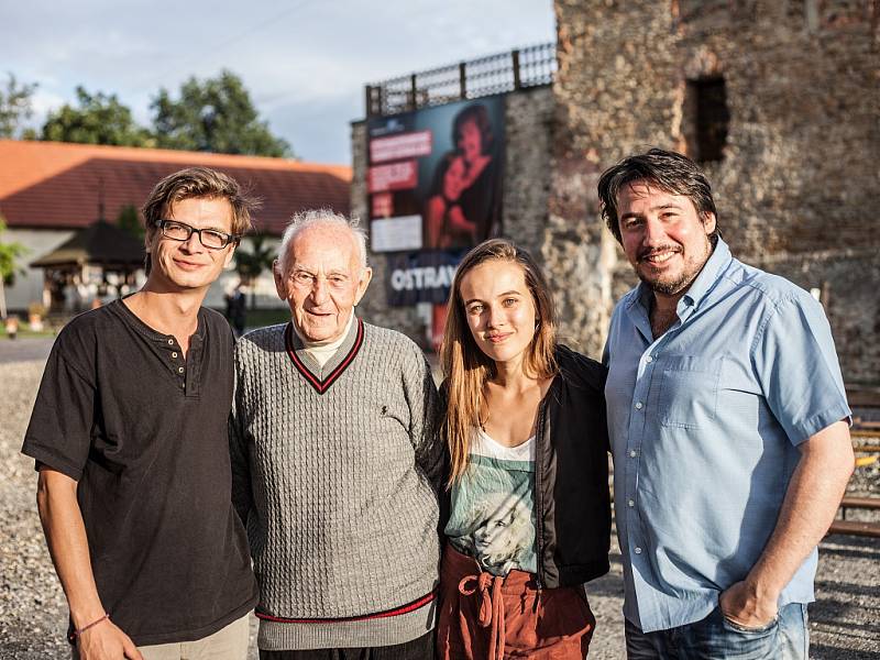 Jan Sklenář (Romeo), Luděk Eliáš, Tereza Voříšková (Julie) a Vladimír Polák, umělecký šéf LSS v Ostravě.