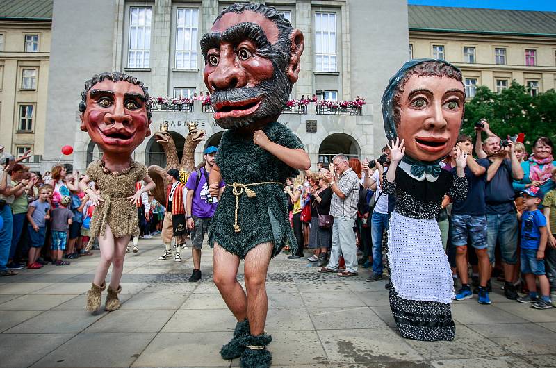 Začátek Festivalu v ulicích přilákal tisíce lidí. Bohatý program bude pokračovat ještě v sobotu a neděli.