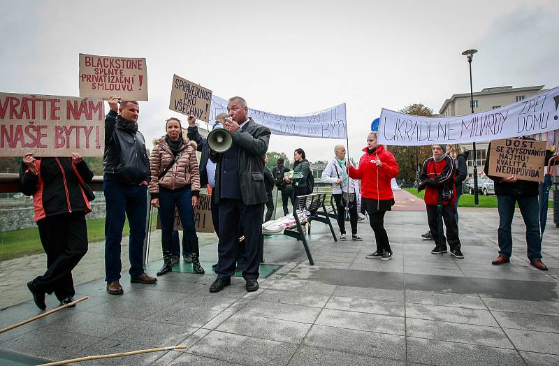 Necelá desítka obyvatel někdejších havířských bytů přišla na demonstraci svolanou ve středu na podporu jejich práv.