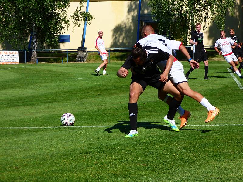 Hokejové a fotbalové osobnosti Šachtar BO Ostrava pomohly v Bohumíně malému Kubíkovi. Na snímku Matěj Stránský.