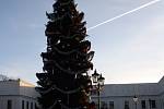 KARVINÁ. V Karviné stojí vánoční strom tradičně  na Masarykově náměstí. Je 15 metrů vysoký a jeho ozdoby jsou laděny do červené a stříbrné barvy. Adventní atmosféru v Karviné dotváří dřevěný betlém, který stojí v blízkosti vánočního stromu.