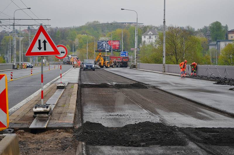 První etapa rekonstrukce Českobratrské ulice od zastávky Most Pionýrů po kruhový objezd na Hladnově, která potrvá do prosince, je v plném proudu. 