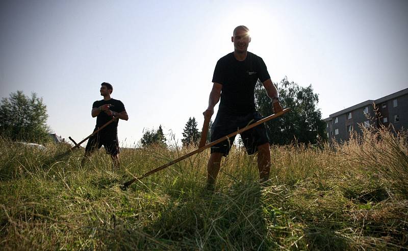 V Hrabůvce využili vysokou trávu k osobnímu tréninku 