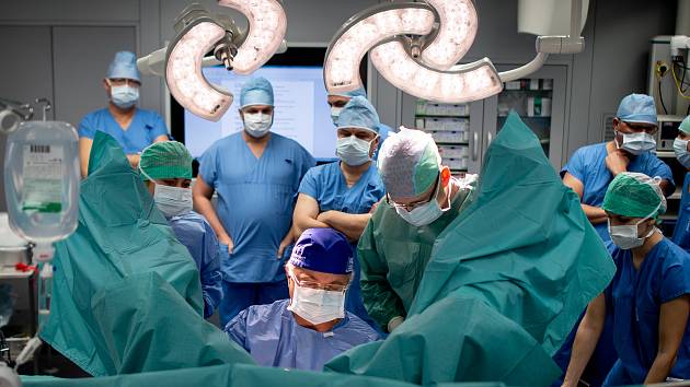 Unikátní plastický zákrok rekto-vaginální píštělí provedl v nemocnici v Ostravě-Vítkovicích 17. ledna 2020 italský lékař Gabriele Naldini.