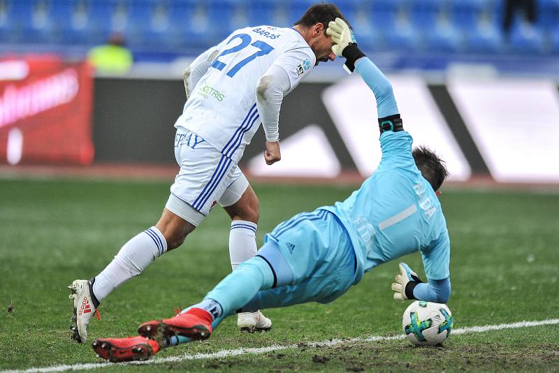 Utkání 21. kola první fotbalové ligy: Baník Ostrava - Dukla Praha, 17. března 2018 v Ostravě. Milan Baroš překováná Rada Filip, gol neplatil offside.