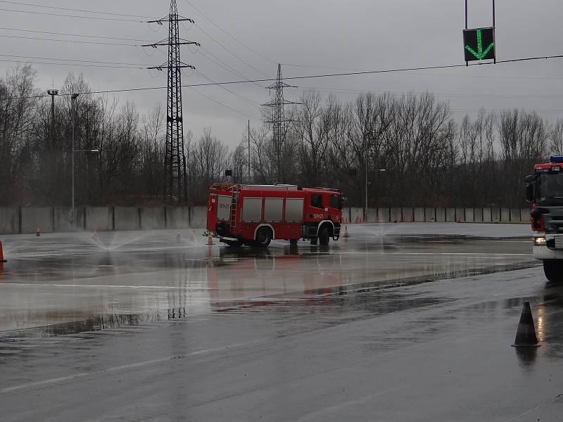 Řidiče hasičských cisteren čekal náročný program. Foto: HZS MSK