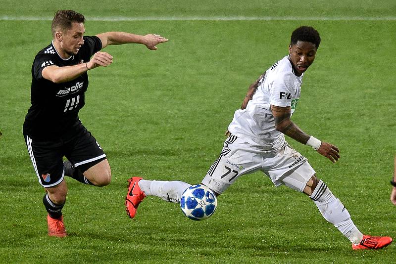 Utkání 26. kola první fotbalové ligy: MFK Karviná - Baník Ostrava, 29. března 2019 v Karviné. Na snímku (zleva) Jánoš Adam a Adriel D´Avila Ba Lou.