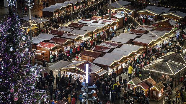 Vánoční trhy 11. prosince 2021 v polském městě Katovice (Katowice) na náměstí Rynek.
