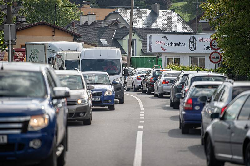 Ranní situace hned první den uzavírky mostu přes řeku Odru v Ostravě-Přívoze a jeho okolí, 31. května 2021.