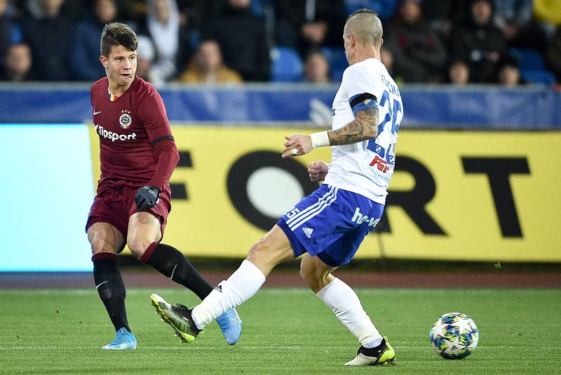 Utkání 20. kola první fotbalové ligy: Baník Ostrava - Sparta Praha, 14. prosince 2019 v Ostravě. Na snímku (zleva) Adam Hložek a Jiří Fleišman.