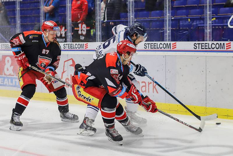 Utkání 39. kola hokejové extraligy: HC Vítkovice Ridera - Mountfield Hradec Králové, 24. ledna 2020 v Ostravě. Na snímku (zleva) Oskars Cibulskis, Patrik Miškář, Tomáš Kubalík.