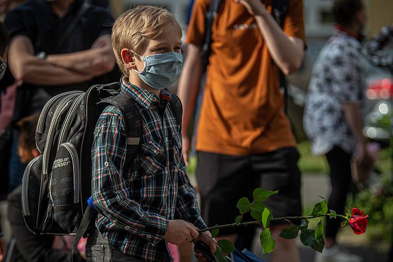 Poslední školní den a rozdání vysvědčení na základní škola Ostrčilova v Ostravě. Žáci ZŠ musí mít povinně roušky při vstupu do budovy školy, jako opatření k šíření koronavirového onemocnění COVID-19.