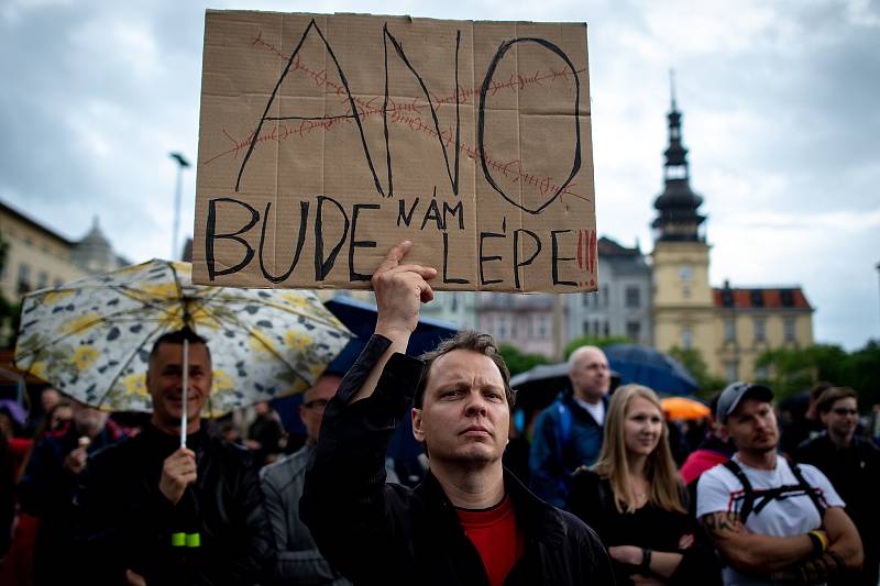 Demonstrace za nezávislou justici a proti vládě na Masarykově náměstí v Ostravě, 28. května 2019.