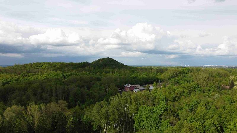 Výhledy z Haldy Ema nabízejí pohled na město Ostrava, Beskydy, Nízký Jeseník a ještě dál.