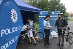 Cyklisté nejsou v noci vidět. Policisté radí nosit přilbu a reflexní pomůcky.