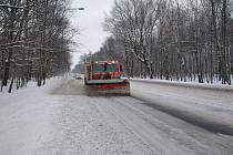 Na pomoc s odklízením pondělní sněhové nadílky ze silnic přispěchali moravskoslezští hasiči.