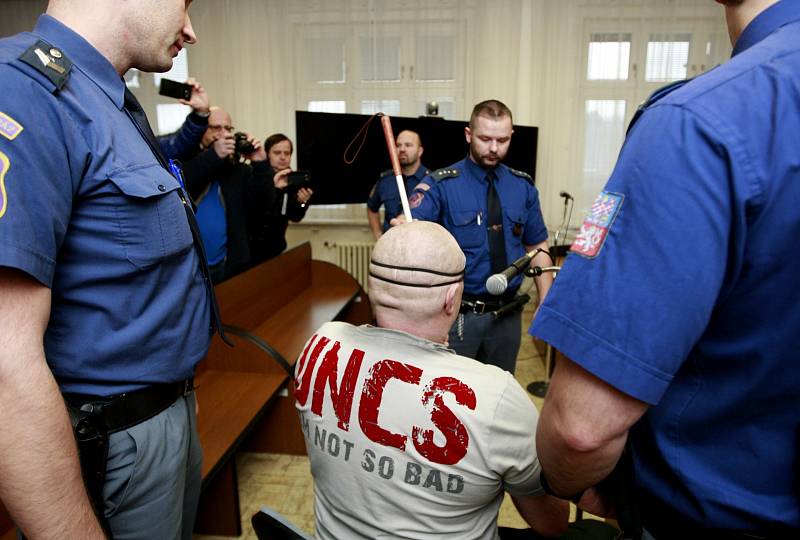 Střelec z Petřvaldu, který se pokusil o dvojnásobnou vraždu, přezdívaný Reskátor, u ostravského soudu.