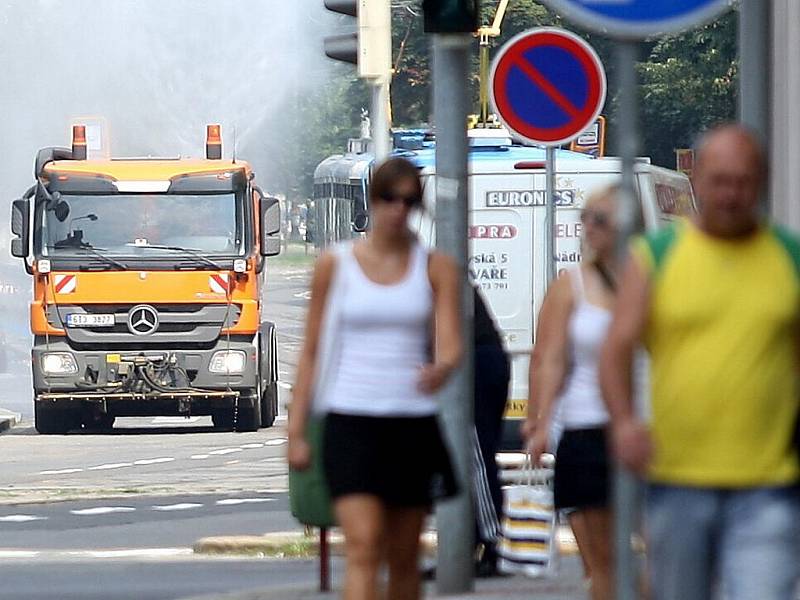 Kropicí vůz v těchto dnech posílá do ulic města společnost Ostravské komunikace (OK).